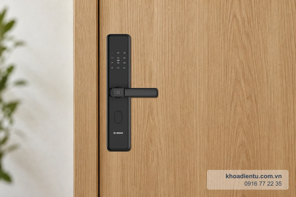 Khóa cửa vân tay Bosch ID30 (Đức) lắp gần mép đóng của cửa gỗ sồi sáng