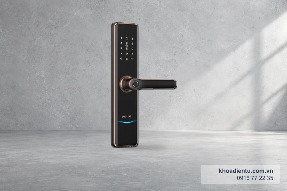 Khóa cửa vân tay Philips 7300 trên nền studio bê tông sáng
