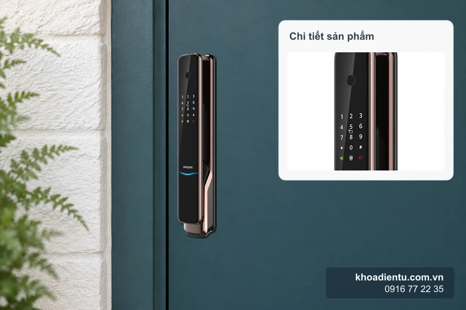 Khóa cửa vân tay Philips 9300 lắp gần mép đóng của cửa xanh trầm cạnh tường sáng, kèm ô phóng to chi tiết