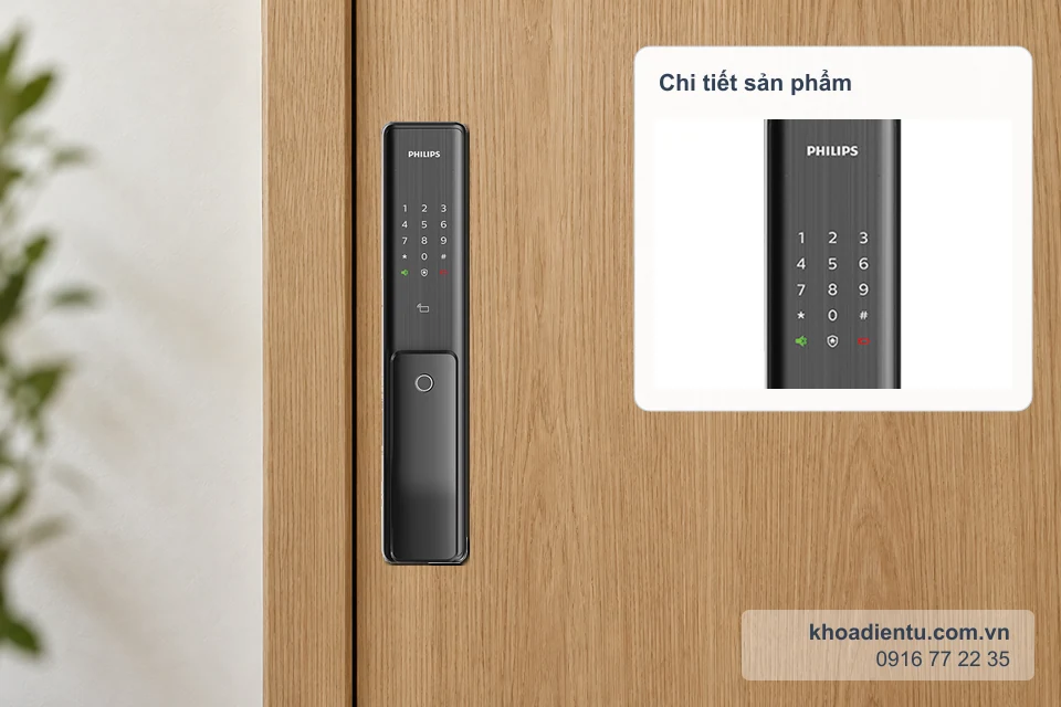 Khóa cửa vân tay Philips Alpha-5HWS lắp gần mép đóng của cửa gỗ sồi sáng, kèm ô phóng to chi tiết