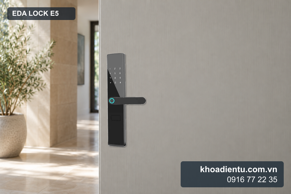 Khóa Eda Lock E5 trên cửa căn hộ màu xám sáng