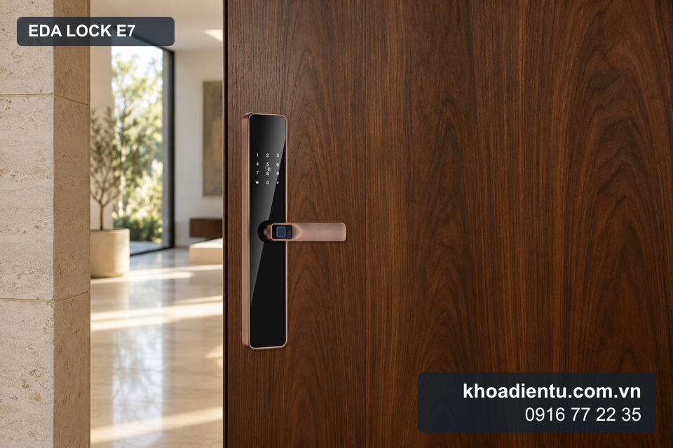 Khóa Eda Lock E7 màu đồng trên cửa gỗ biệt thự