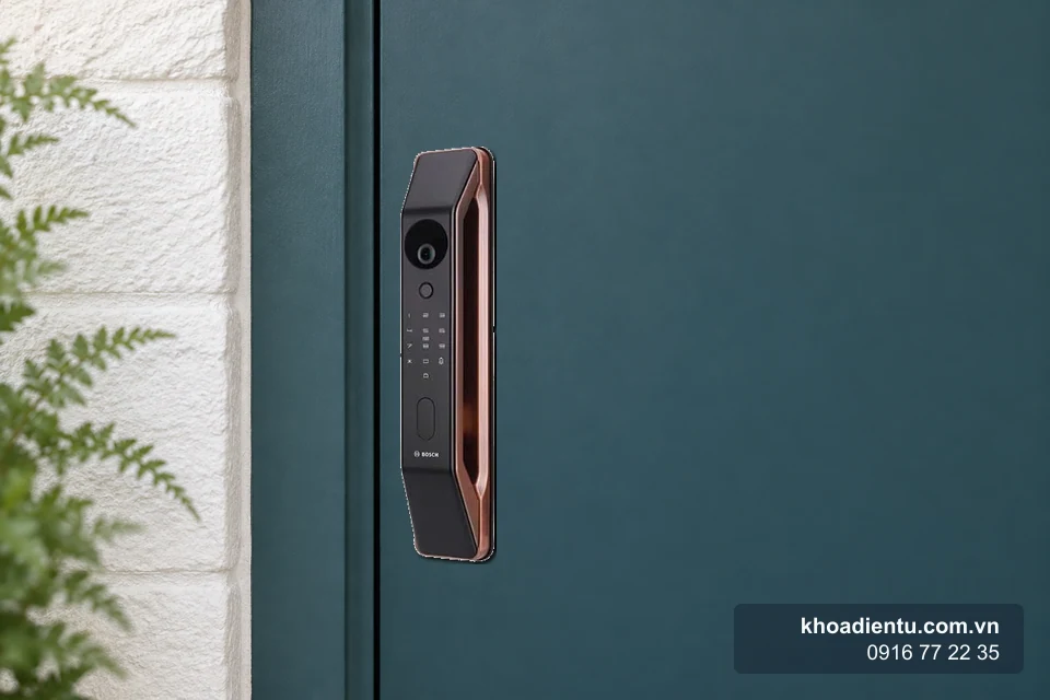 Khóa mở khuôn mặt Face ID Bosch FU6 Plus (Đức) lắp gần mép đóng của cửa xanh trầm cạnh tường sáng