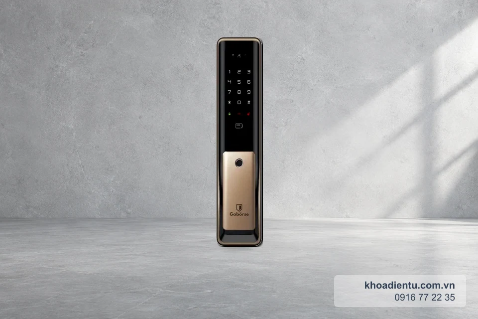 Khóa nhận diện khuôn mặt Gaborse GE-899MVG trên nền studio bê tông sáng