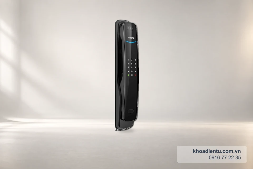 Khóa nhận diện khuôn mặt Philips DDL702-8HWS trên nền studio trắng kem