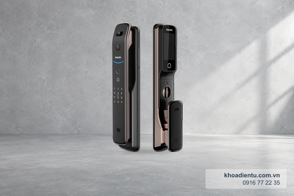 Khóa nhận diện khuôn mặt Philips DDL709-7HWS trên nền studio bê tông sáng