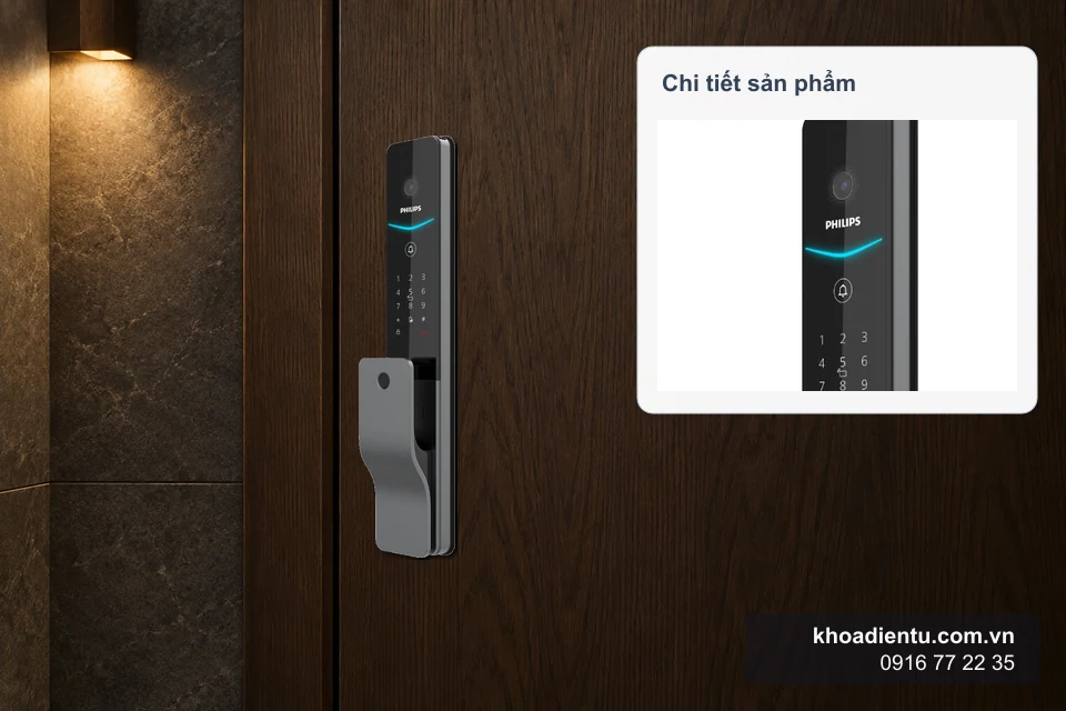 Khóa nhận diện khuôn mặt Philips DDL720-FVP-17HWS lắp gần mép đóng của cửa gỗ dưới ánh đèn hành lang ấm, kèm ô phóng to chi tiết