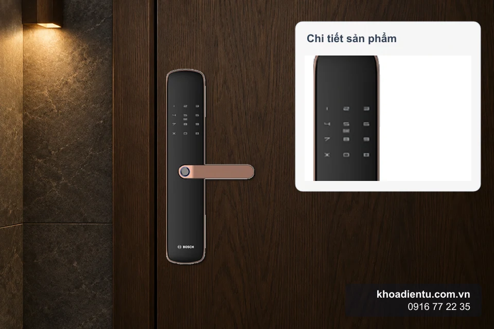 Khóa vân tay Bosch ID60C (Đức) lắp gần mép đóng của cửa gỗ dưới ánh đèn hành lang ấm, kèm ô phóng to chi tiết