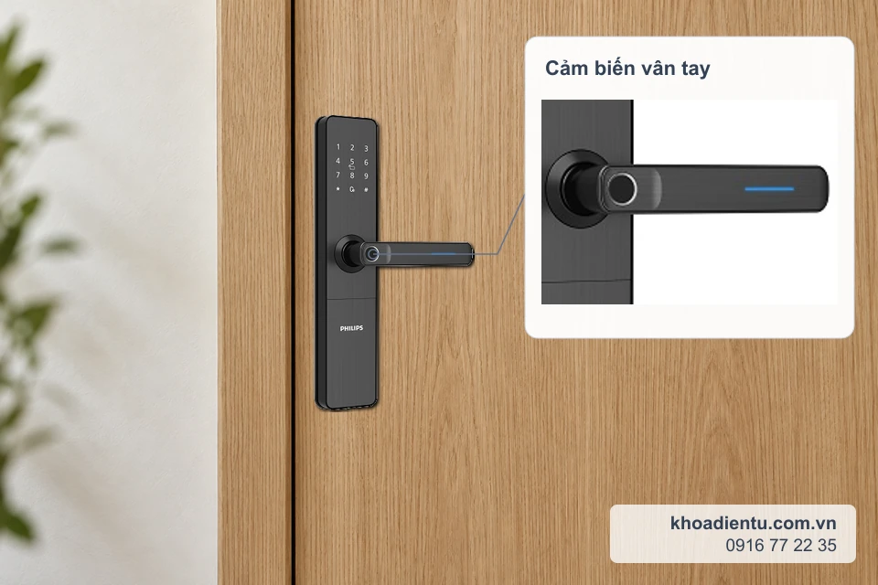 Khóa Philips DDL609-5HS lắp sát mép cửa gỗ, kèm ô phóng to cảm biến vân tay trên tay gạt