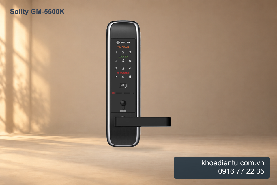 Khóa cửa điện tử thẻ từ Solity GM-5500K trong studio be với ánh sáng ấm